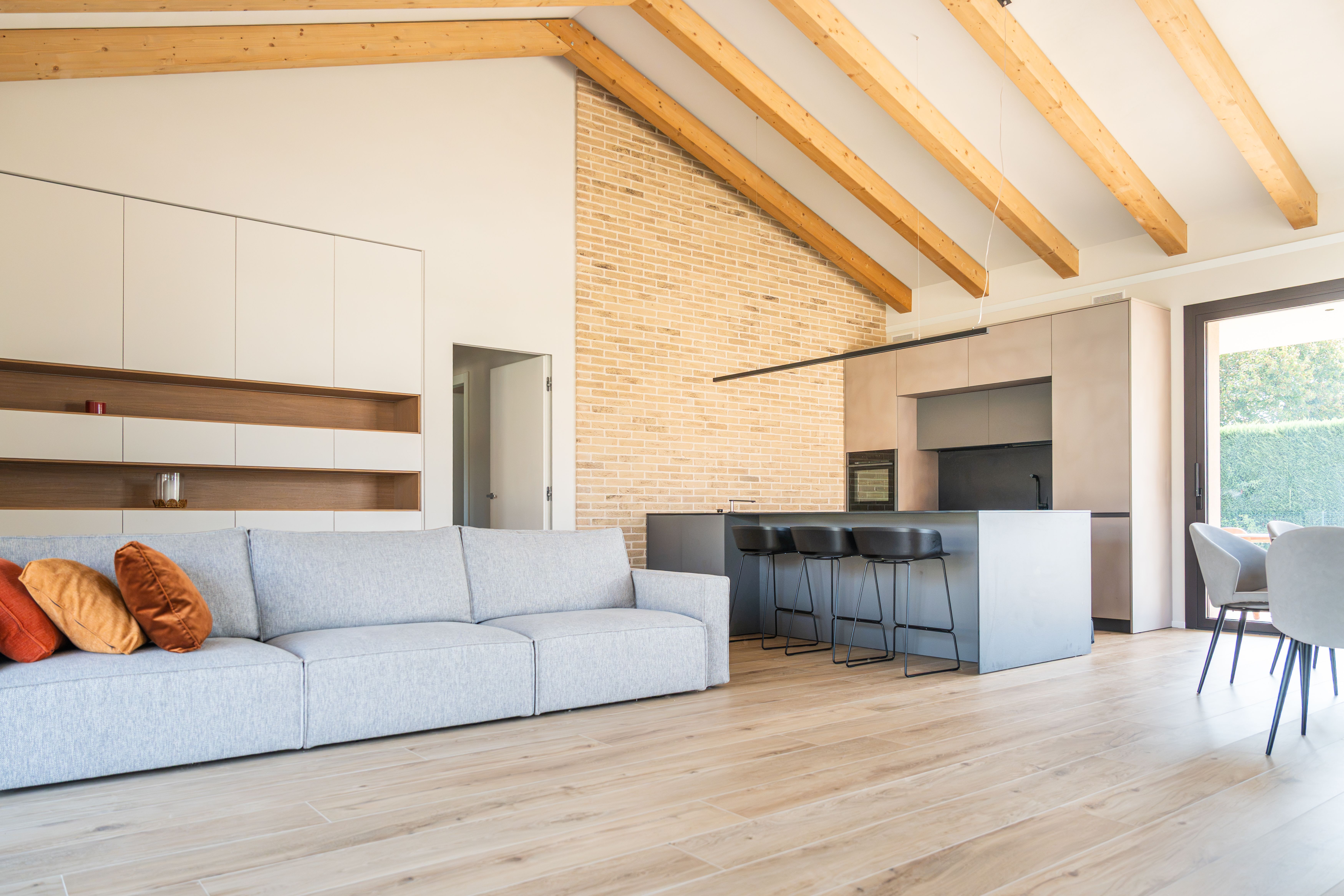 Per noi il design è l'incontro tra funzionalità, estetica e qualità dell'abitare. Attraverso le nostre realtà specializzate sviluppiamo soluzioni dedicate all'arredo bagno, alle superfici e più in generale all'interior design.